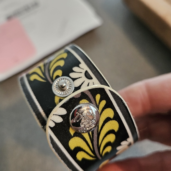 Vera Bradley "frill" Snap Vinyl Bracelet - Picture 2 of 7